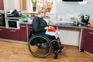 Femme Handicapee Faisant Salade Dans Cuisine